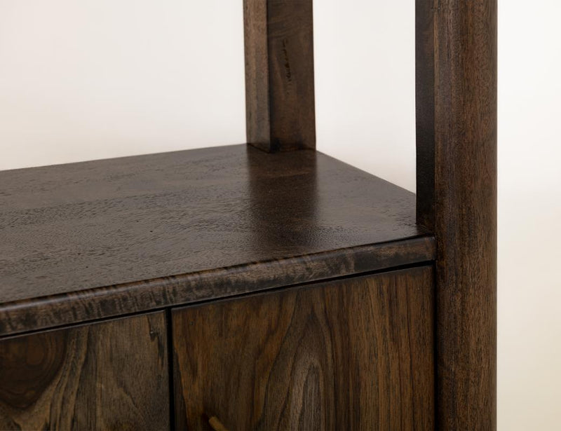Shelf corner detail